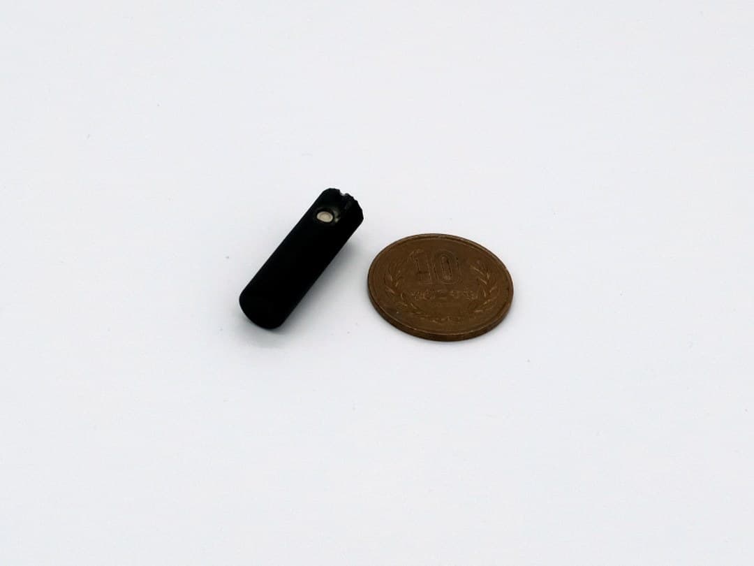 10円玉と並べた超小型データロガー LoggLaw C7 の実機(大きさ比較)